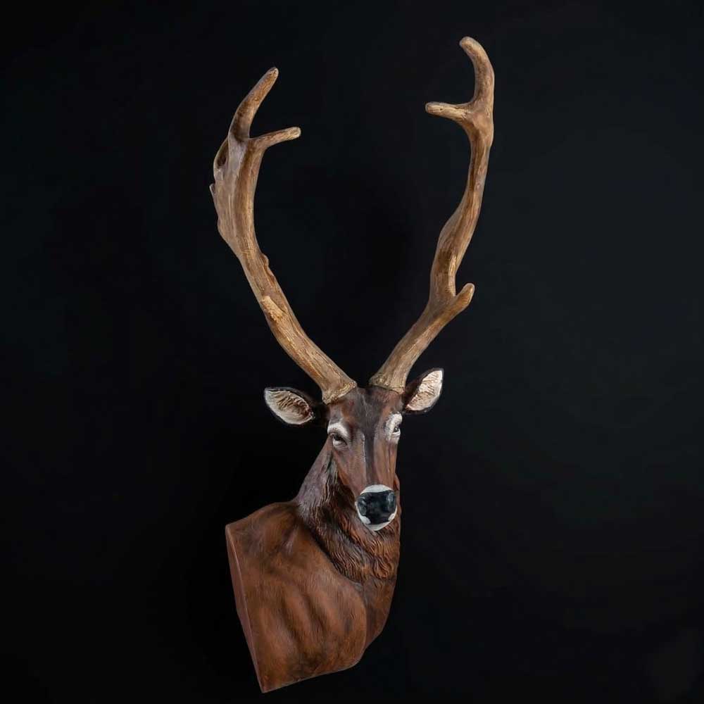 Cervo com Pintura Realista