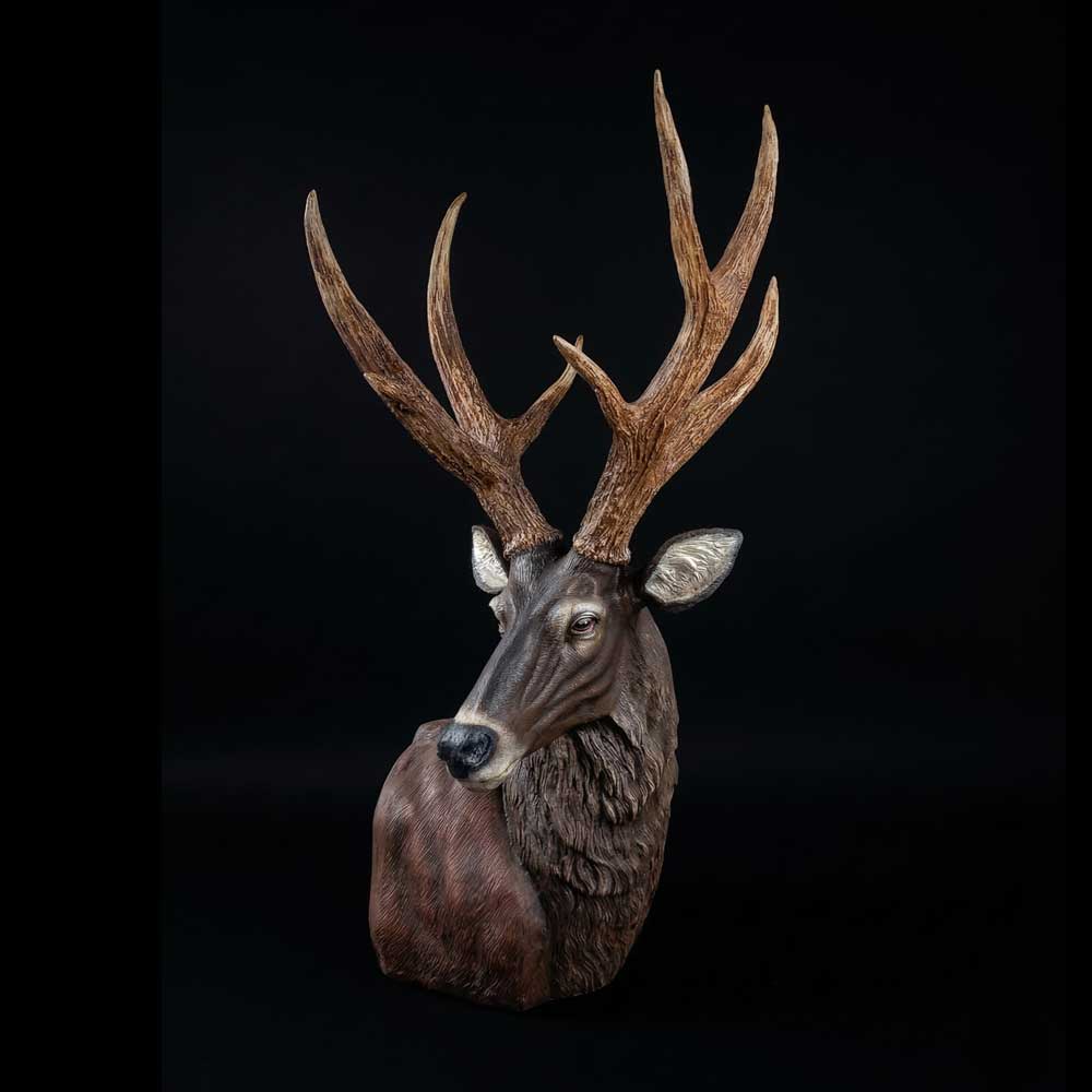 Cervo com Pintura Realista