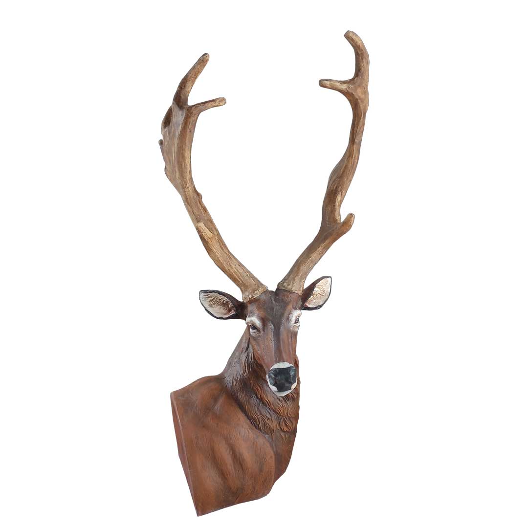 Cervo com Pintura Realista